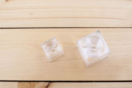 Průhledná plastová krabička s lupou