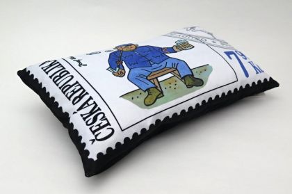 Polštář 43x25cm, Švejk, známka 7,90Kč