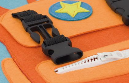 VIGA, Dřevěná nástěnná hra oblékání/zapínání