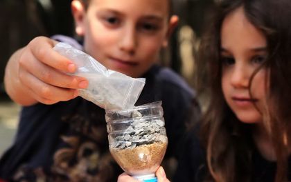 Plan Toys, Bláznivá vědecká laboratoř - Mladý trosečník