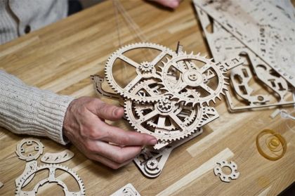 Ugears 3D dřevěné mechanické puzzle Nástěnné hodiny Aero