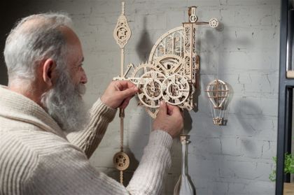 Ugears 3D dřevěné mechanické puzzle Nástěnné hodiny Aero