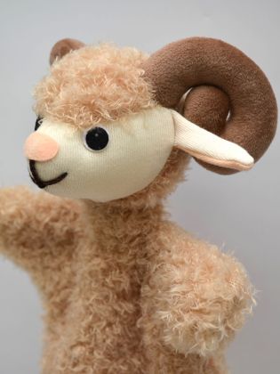 Maňásek Beránek s malýma nohama