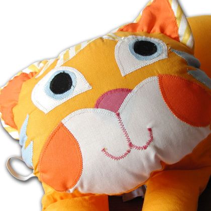 Kočka na gumě s chrastítkem