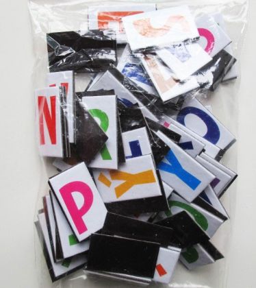 Magnetická písmenka na lednici 100 dílků v krabici