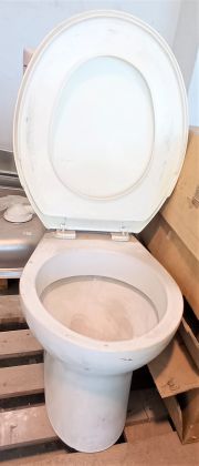 Záchodová mísa se splachovadlem  KASTEN ZBYTKY - BAZAR