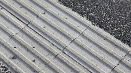 CSB QUADRO 8 Šedá vodící drážka neskladba (paleta 9,6 m² / vrstva 0,96 m²)