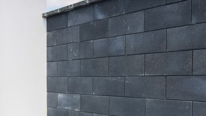 CSB NEWBLOK/SOLOBLOK stříška půlka černá 23 x 26 x 5 cm  (paleta 160 ks)