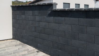 CSB NEWBLOK/SOLOBLOK stříška půlka černá 23 x 26 x 5 cm  (paleta 160 ks)