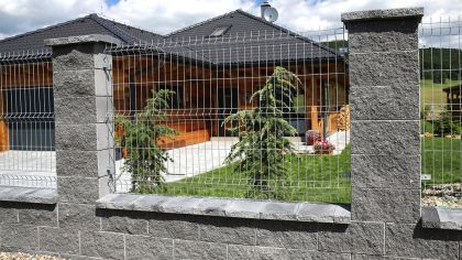 CSB CSBLOK 20 jednostranně štípaná s prořezem 40 x 20 x 20 cm Černá (paleta 60 ks)