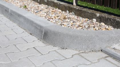 CSB OBRUBNÍK SILNIČNÍ H oblouk r 0,5 vnitřní Šedý (paleta 15 ks)
