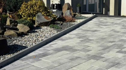 Semmelrock Chodníkový obrubník METRA 8 půlka šedý 8/50/25 (paleta 66 ks)