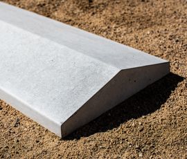 Betonová plotová stříška 100 x 30 cm, sedlová, hladká