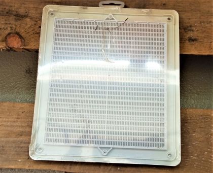 Mřížka ventilační PVC hranatá bílá se síťkou 204 x 230 mm - univerzální A - BAZAR