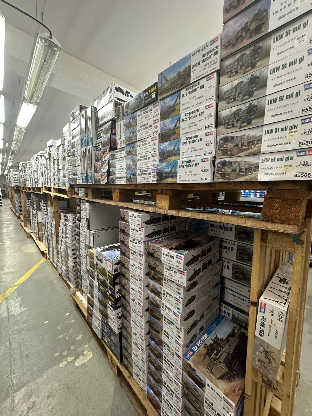 Specialist in modeling supplies and plastic models