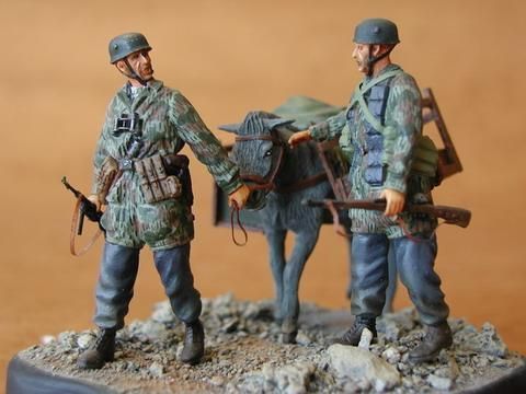 1:35 German Fallschirmjäger + Donkey (2 fig.)