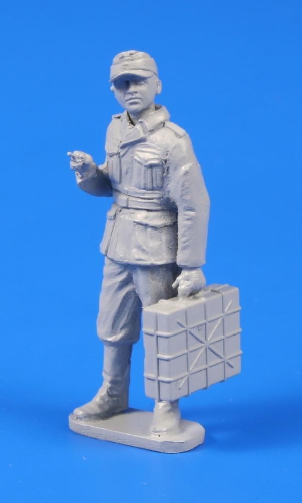 1:48 Germann WWII Soldier with Grenade Case