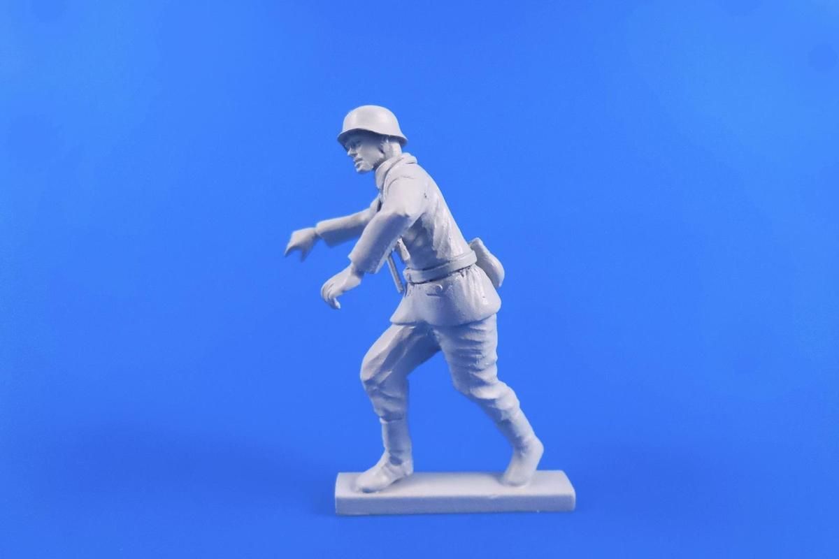 1:48 German WWII Motorcycle Rider(pushing his Machine) for Tamia BMW kit