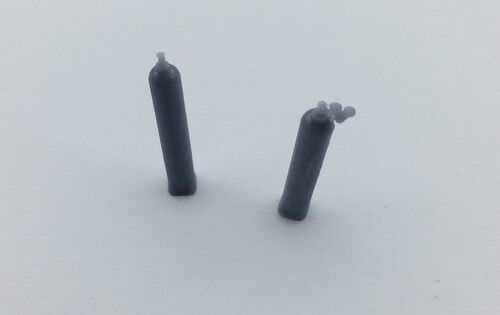 1:24 A cylinder for a welder + a cylinder for a welder with a reducer