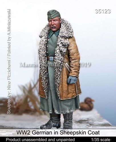 1:35 WW2 German in Sheepskin Coat