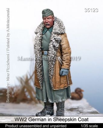 1:35 WW2 German in Sheepskin Coat