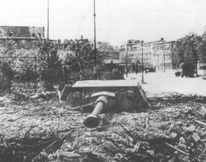 1:35 Dug in German Pz.Kpfw IV tank “strong point” Pz.Ko. (bo) “Berlin