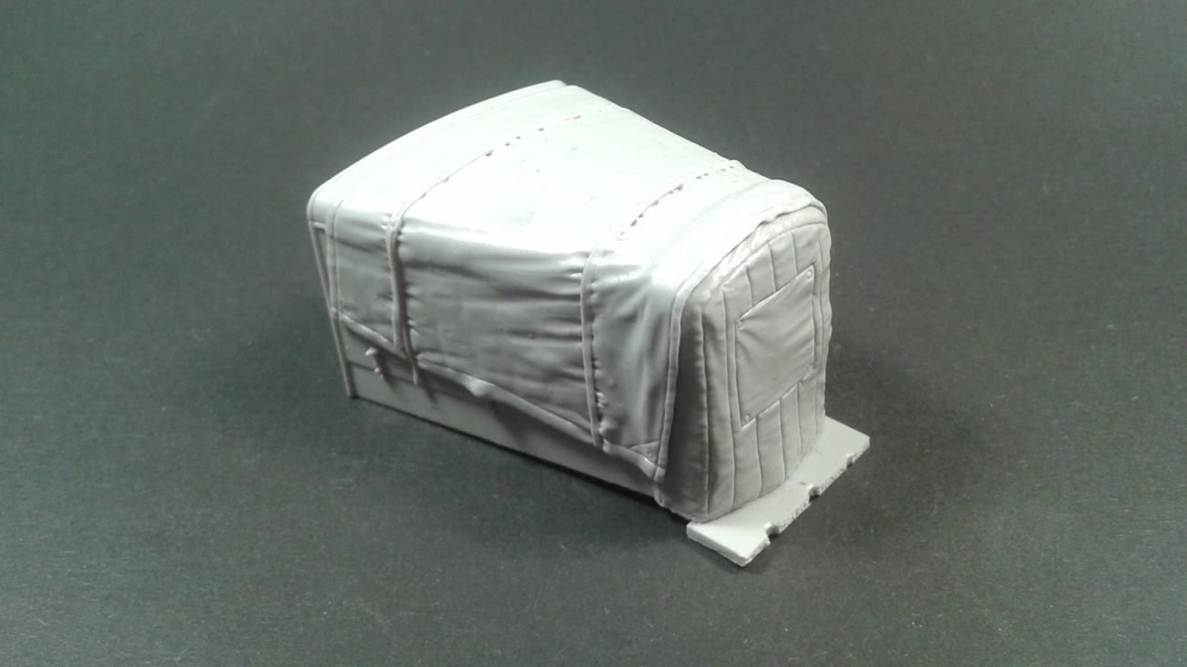 1:35 Hanomag SS100 engine deck with canvas cover