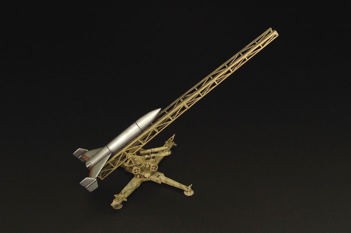 1:72 F-55 FEUERLILIE with launching ramp