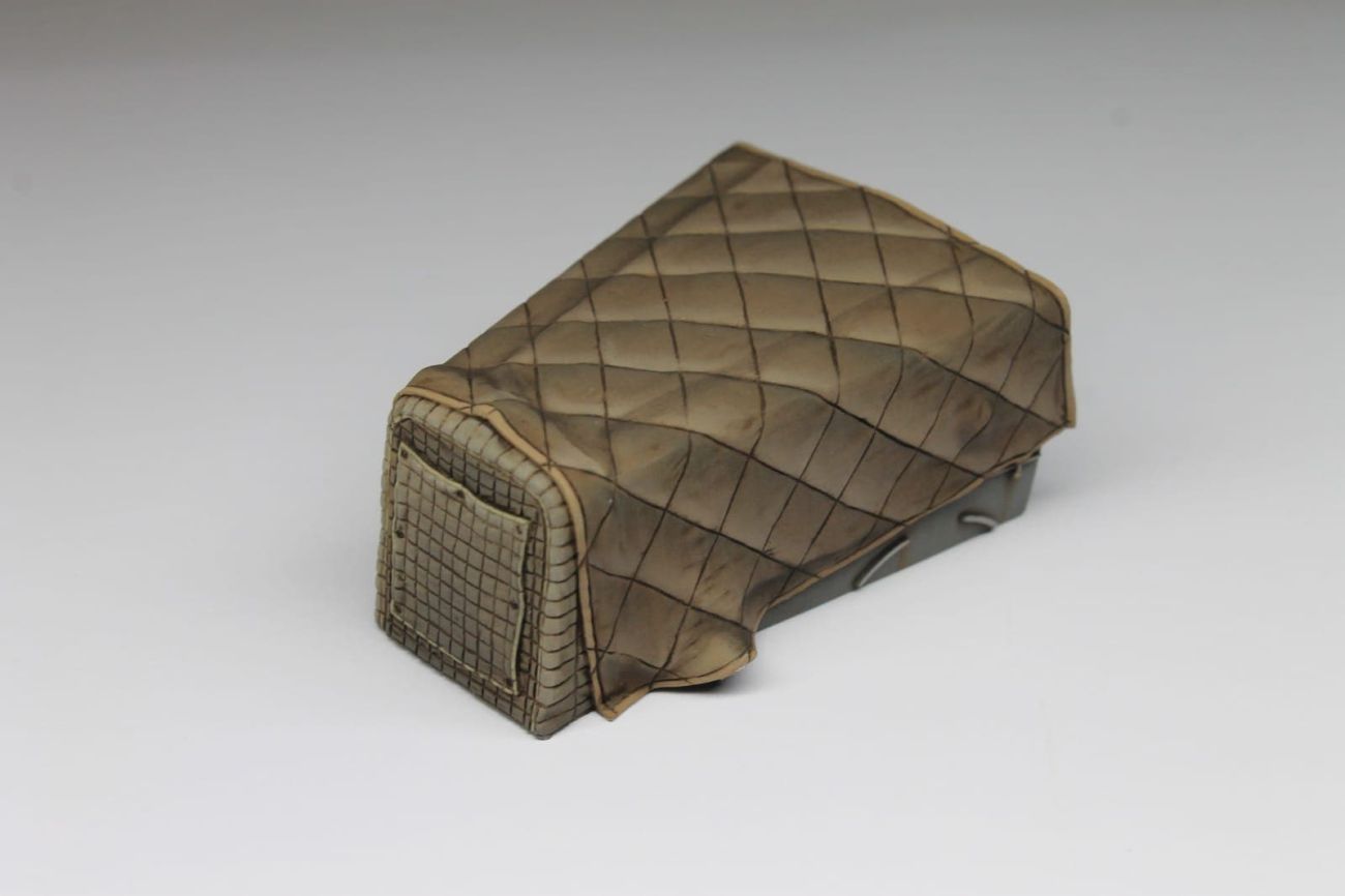 1:35 Faun L900 engine deck with canvas cover