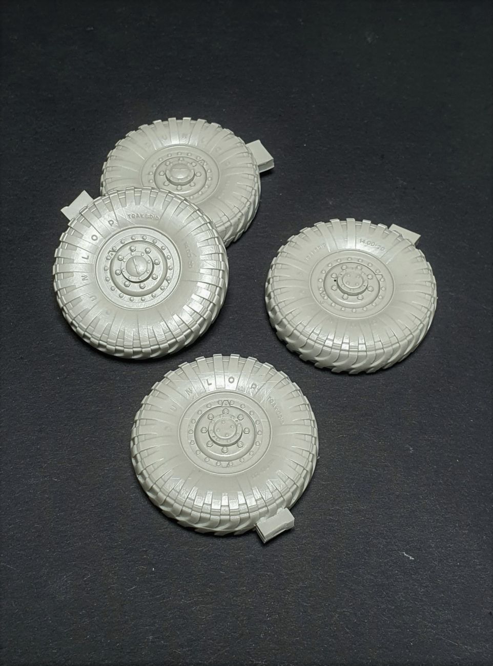 1:35 Staghound AC road wheels (Dunlop)