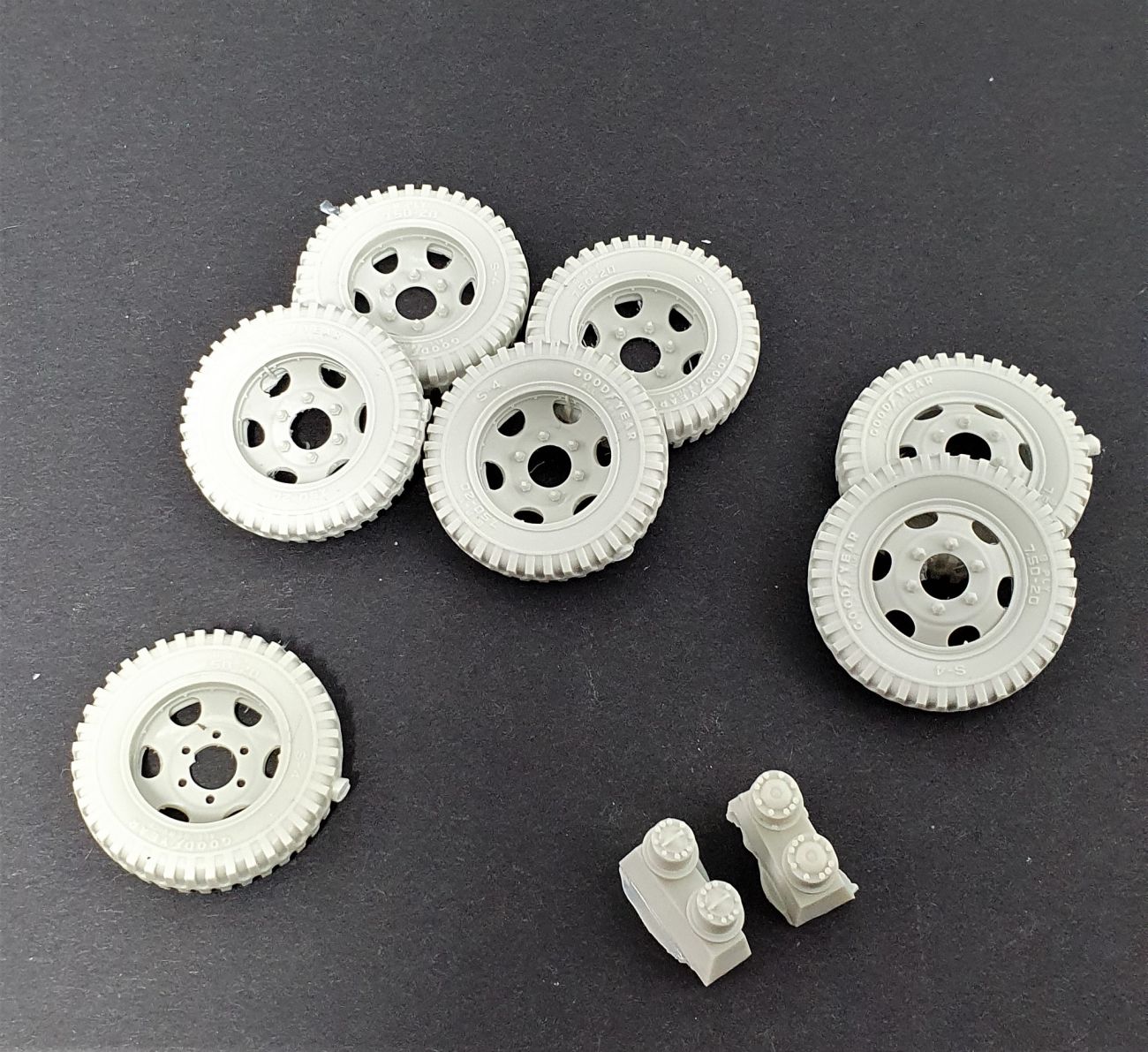 1:35 Chevrolet G7107 road wheels (Goodyear)