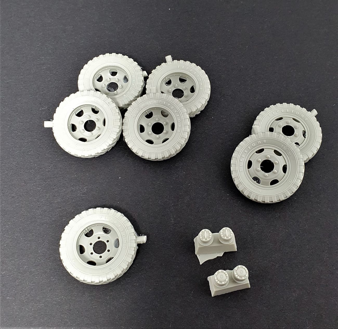 1:35 Chevrolet G7107 road wheels (Firestone)