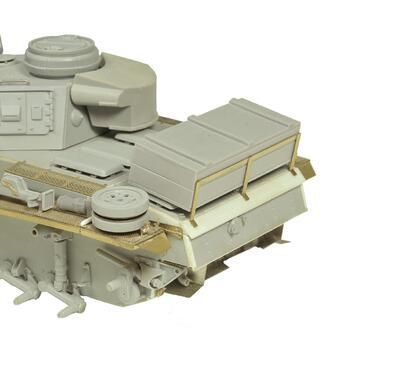 1:35 WOODEN BOX FOR PZ. KPFW III L-N, TYPE 5, WITH WOOD TEXTURE AND PE BRACKET