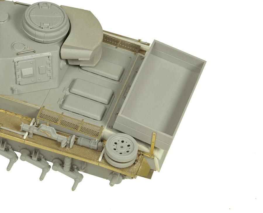 1:35 WOODEN BOX FOR PZ. KPFW III L-N, TYPE 7, WITH WOOD TEXTURE AND PE BRACKET
