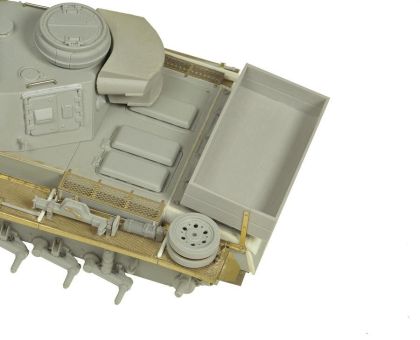 1:35 WOODEN BOX FOR PZ. KPFW III L-N, TYPE 7, WITH WOOD TEXTURE AND PE BRACKET