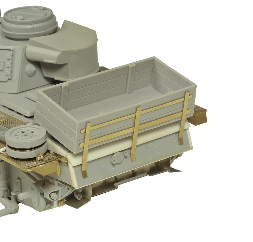 1:35 WOODEN BOX FOR PZ. KPFW III L-N, TYPE 10, WITH WOOD TEXTURE AND PE BRACKET