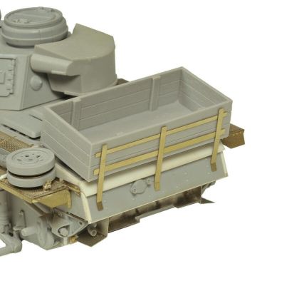 1:35 WOODEN BOX FOR PZ. KPFW III L-N, TYPE 10, WITH WOOD TEXTURE AND PE BRACKET