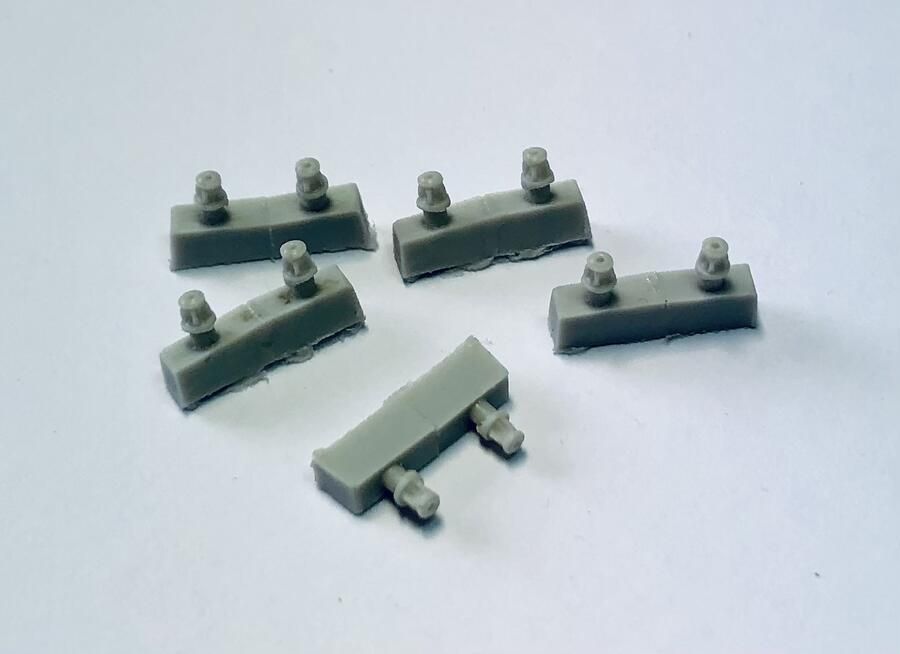1:35 INSULATOR FOR GERMAN ANTENNAS - SMALLER, 10 PIECES