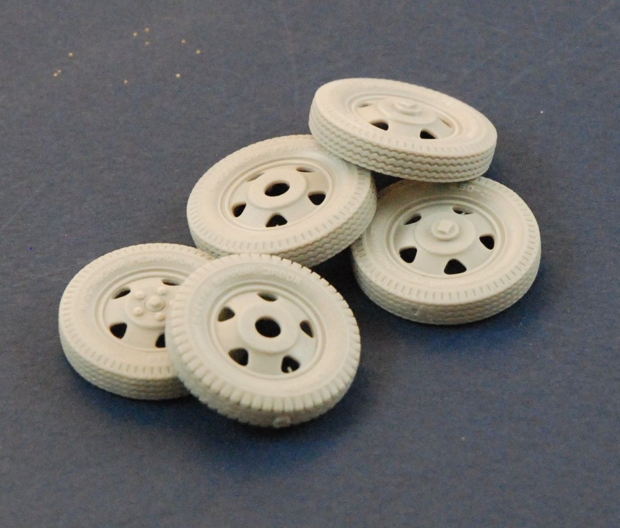 1:35 road wheels for GAZ-AA (Jaroslavskij Zavod)