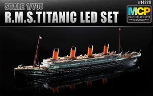 1:700 R.M.S. Titanic with LED Lighting Set