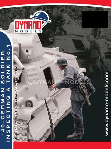 1:48 '40 - German Soldier Inspecting A Tank No. 1