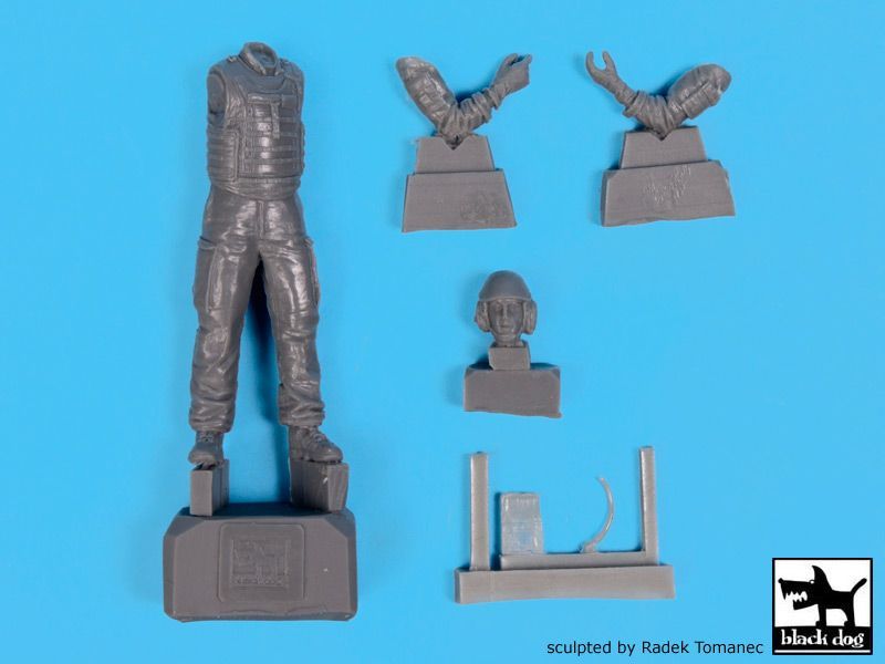 1:35 Australian army tank crew in Afghanistan