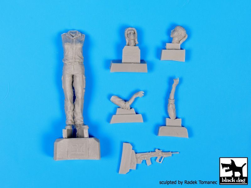 1:35 Israeli woman soldiers set