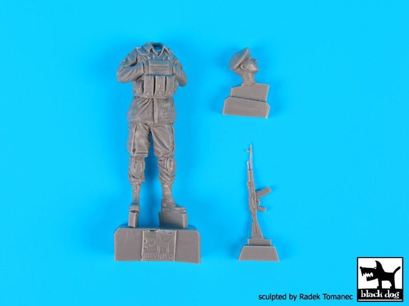 1:35 Ukrainian army soldiers set