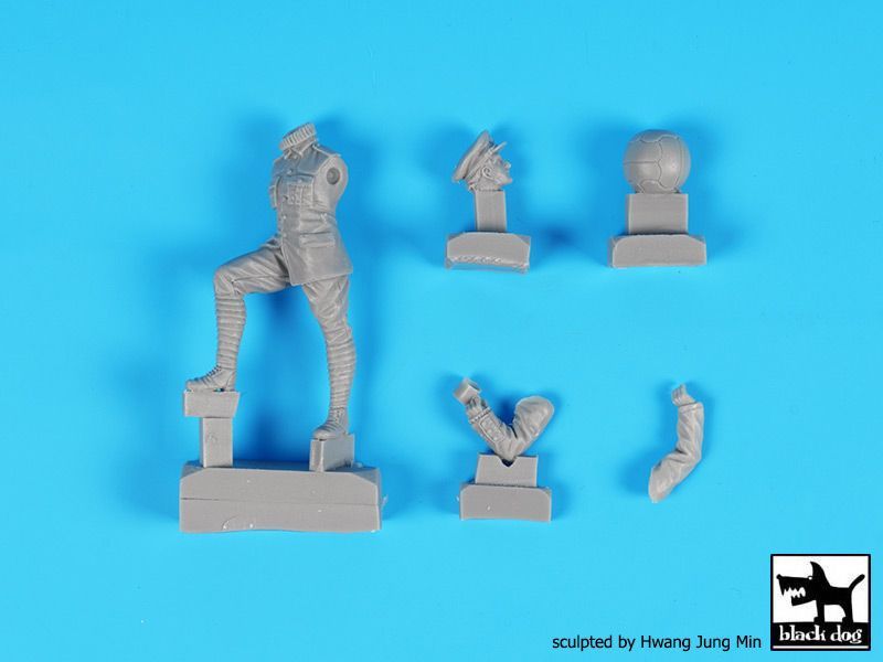 1:35 British+German soldiers Christmas truce WW I