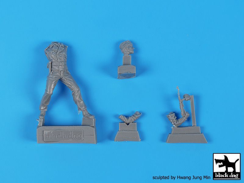 1:35 German tank crew close fight