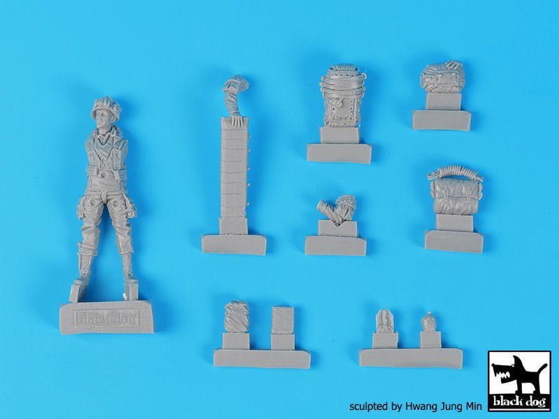 1:35 US paratrooper before jump N°2