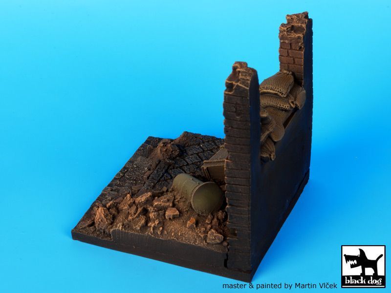 1:35 Wall with sand bags base