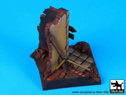 1:35 House corner base N