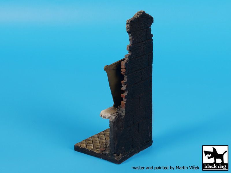 1:35 Ruined housewith painting base